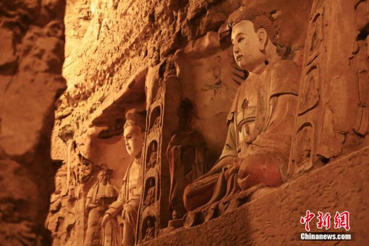 7月15日,甘肅省平涼市涇川縣百里石窟長廊中的王母宮石窟造像。百里石窟長廊位于涇川縣境內,由512個石窟、5眼窟中石井組成,現存王母宮石窟、鳳凰山石窟、南石窟寺、丈八寺石窟、羅漢洞石窟、太山寺石窟等規模較大的石窟群,還有數量眾多的小石窟群。王母宮石窟又名千佛洞,該窟設計宏大,造像生動,窟內擁有造像數百尊,是較為珍貴的佛教文化歷史遺存。中新社記者 李亞龍 攝</p>
<p> 7月15日,甘肅省平涼市涇川縣百里石窟長廊中的王母宮石窟造像。百里石窟長廊位于涇川縣境內,由512個石窟、5眼窟中石井組成,現存王母宮石窟、鳳凰山石窟、南石窟寺、丈八寺石窟、羅漢洞石窟、太山寺石窟等規模較大的石窟群,還有數量眾多的小石窟群。王母宮石窟又名千佛洞,該窟設計宏大,造像生動,窟內擁有造像數百尊,是較為珍貴的佛教文化歷史遺存。中新社記者 李亞龍 攝</p>
<p>