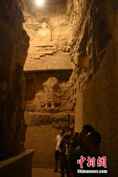 7月15日,游人參觀甘肅省平涼市涇川縣百里石窟長廊中的王母宮石窟。百里石窟長廊位于涇川縣境內,由512個石窟、5眼窟中石井組成,現存王母宮石窟、鳳凰山石窟、南石窟寺、丈八寺石窟、羅漢洞石窟、太山寺石窟等規模較大的石窟群,還有數量眾多的小石窟群。王母宮石窟又名千佛洞,該窟設計宏大,造像生動,窟內擁有造像數百尊,是較為珍貴的佛教文化遺存。中新社記者 李亞龍 攝</p>
<p> 7月15日,游人參觀甘肅省平涼市涇川縣百里石窟長廊中的王母宮石窟。百里石窟長廊位于涇川縣境內,由512個石窟、5眼窟中石井組成,現存王母宮石窟、鳳凰山石窟、南石窟寺、丈八寺石窟、羅漢洞石窟、太山寺石窟等規模較大的石窟群,還有數量眾多的小石窟群。王母宮石窟又名千佛洞,該窟設計宏大,造像生動,窟內擁有造像數百尊,是較為珍貴的佛教文化遺存。中新社記者 李亞龍 攝</p>
<p>