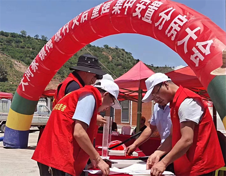在大河家鎮梅坡村災后重建集中安置分房大會的現場，積石山縣紀委監委干部全程監督房號裁裝、組織抽號等工作。.jpg