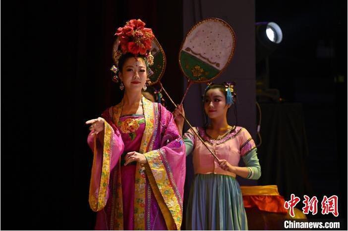 7月18日晚，中國經(jīng)典舞劇《絲路花雨》在甘肅蘭州黃河劇院進(jìn)行演出。中國經(jīng)典舞劇《絲路花雨》迎來45周年，7月17日-8月4日在蘭州開啟為期多天的駐場(chǎng)演出。該舞劇取材于敦煌莫高窟壁畫，集中國霓裳羽衣舞、敦煌舞、印度舞、黑巾舞、波斯馬鈴舞等于一身，自1979年演出至今，該劇先后在40多個(gè)國家和地區(qū)演出近4000場(chǎng)，觀眾550多萬人次。中新社記者 李亞龍 攝</p>
<p>