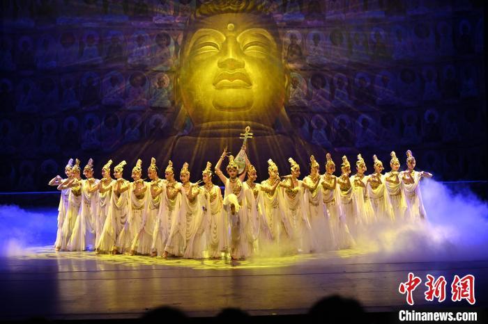 7月18日晚,中國經(jīng)典舞劇《絲路花雨》在甘肅蘭州黃河劇院演出。李亞龍 攝 7月18日晚,中國經(jīng)典舞劇《絲路花雨》在甘肅蘭州黃河劇院演出。李亞龍 攝