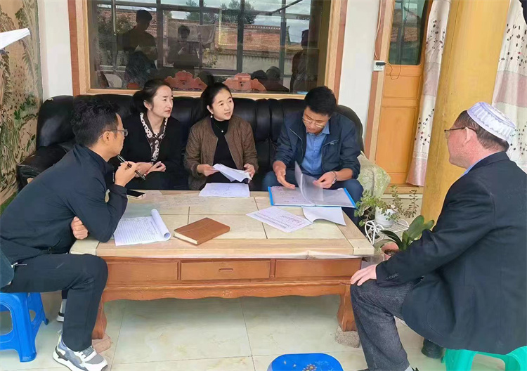 臨潭縣卓洛鄉(xiāng)紀(jì)委工作人員在下園子村農(nóng)戶家中了解在發(fā)放大病救助補(bǔ)助資金中是否存在落實(shí)不及時(shí)、不到位等作風(fēng)方面的問(wèn)題。.jpg