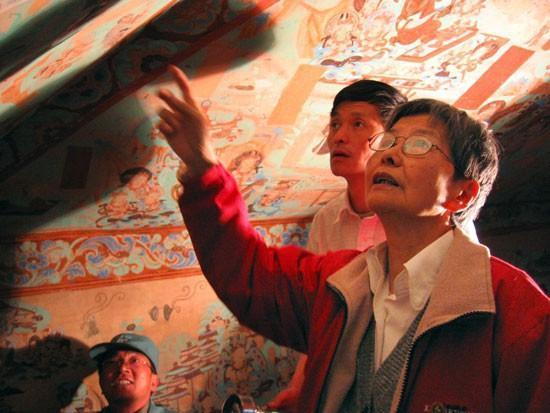 樊錦詩在莫高窟第85窟壁畫修復(fù)現(xiàn)場檢查工作(敦煌研究院提供)