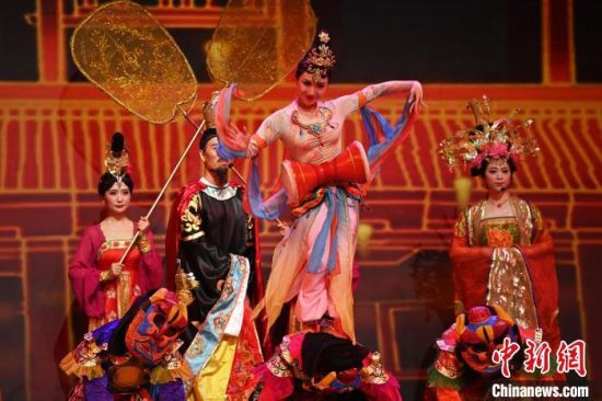 2023年第六屆敦煌文博會期間,系列演藝上演。(資料圖)李亞龍 攝 2023年第六屆敦煌文博會期間,系列演藝上演。(資料圖)李亞龍 攝