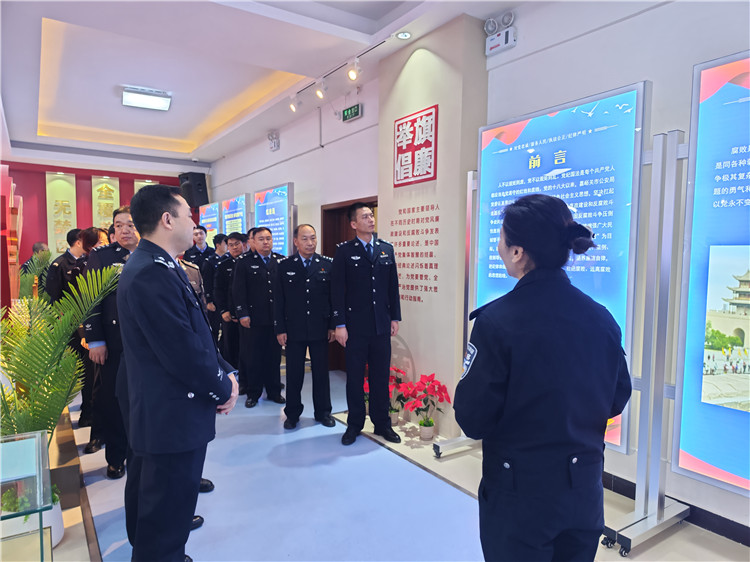 1736205653231604.jpg 嘉峪關市公安局明珠路派出所參觀市公安局紀法廉政警示教育基地。.jpg