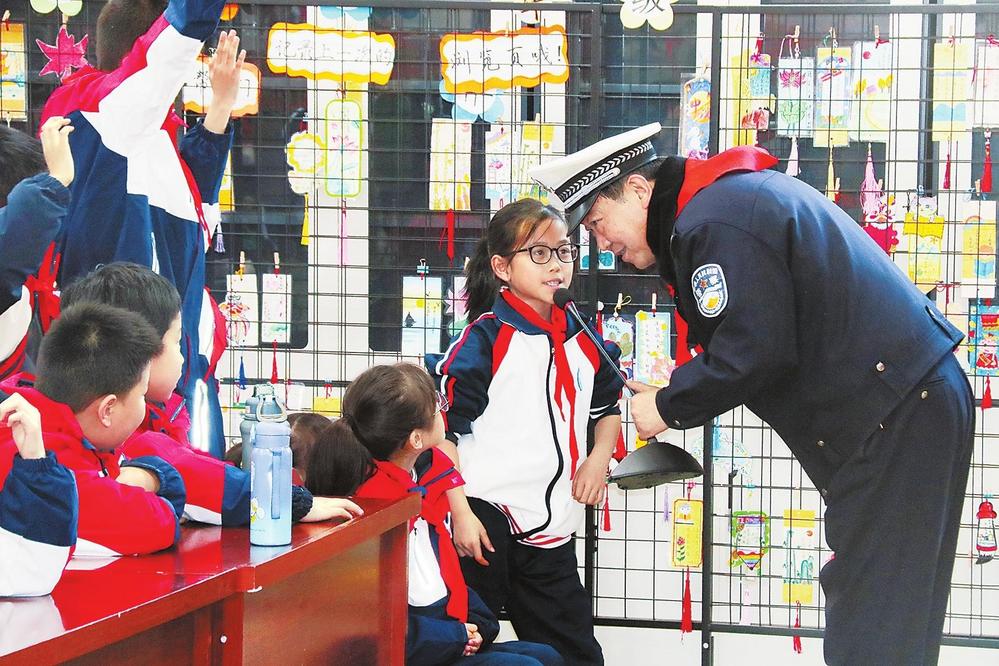 蘭州紅古交警開展“小手牽大手”交通安全宣傳活動