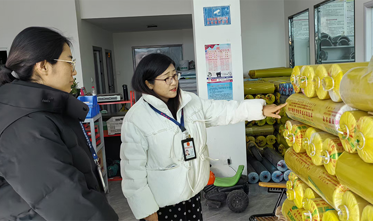 1741941846177832.jpg 張掖市甘州區甘浚鎮紀委工作人員到轄區農資銷售店開展監督檢查,確保春耕期間群眾用上放心農資 邵建輝攝.jpg