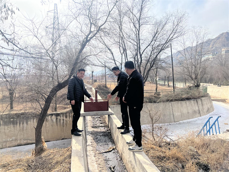 1741941967457010.jpg 臨夏市紀委監委與城郊鎮紀委聯動,深入田間地頭,查看灌溉樞紐疏通情況。(余越 攝).jpg