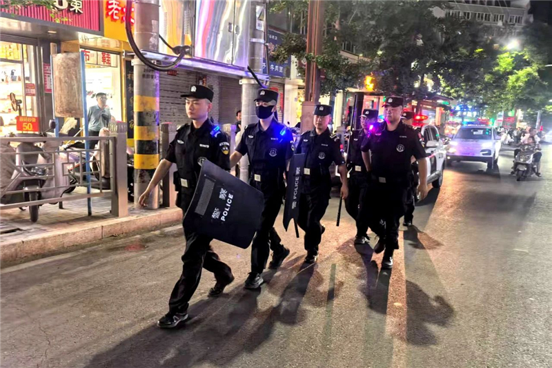 甘谷夜巡：警燈閃爍護夏夜