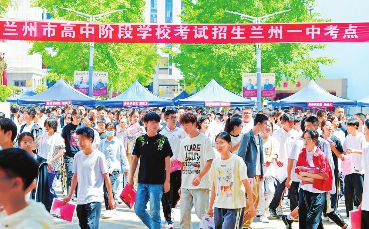 蘭州交警筑牢中考安全防線