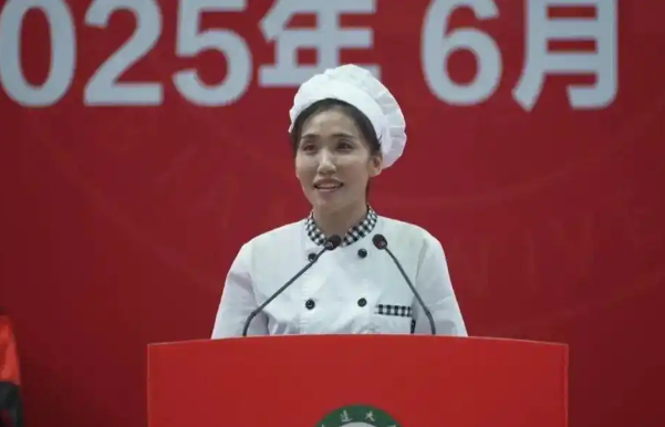 食堂阿姨演講爆火，最是真情動人心