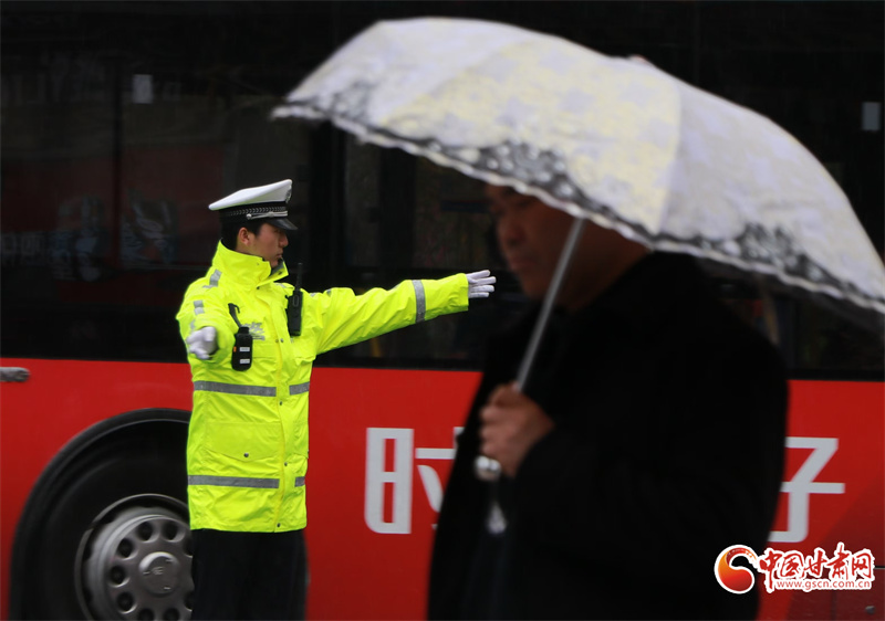蘭州交警雨中執勤護平安