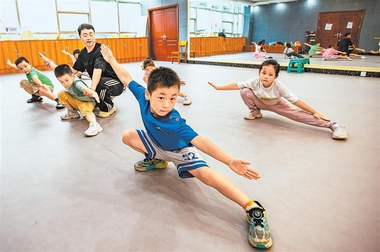 學校發力 家庭接力 社會合力