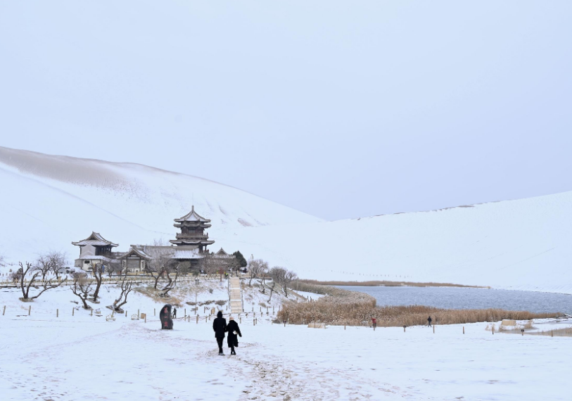 敦煌：雪潤鳴沙 月泉如畫